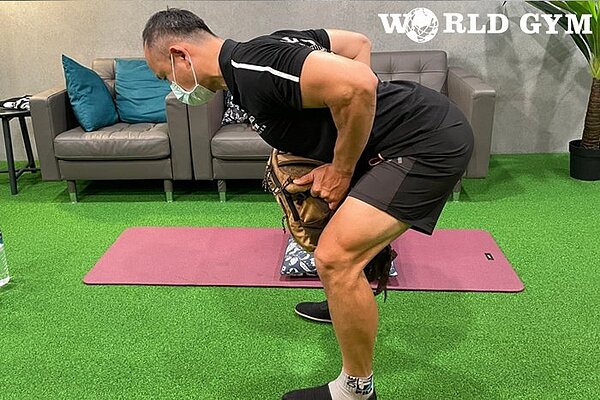 俯身背包划船。圖/World Gym提供