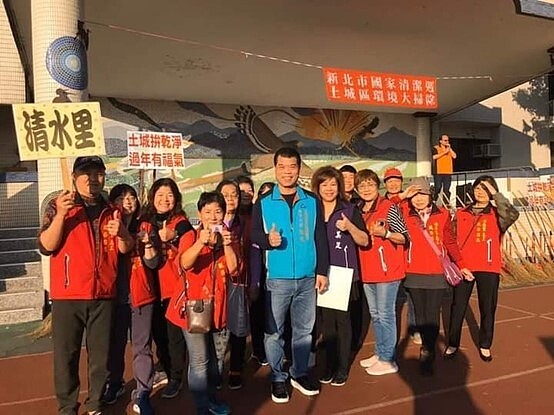 江純文感謝鄰長力挺,讚不絕口。圖/彭柔安攝