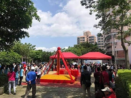 活動中心座落於青山廣場旁。圖／彭柔安攝