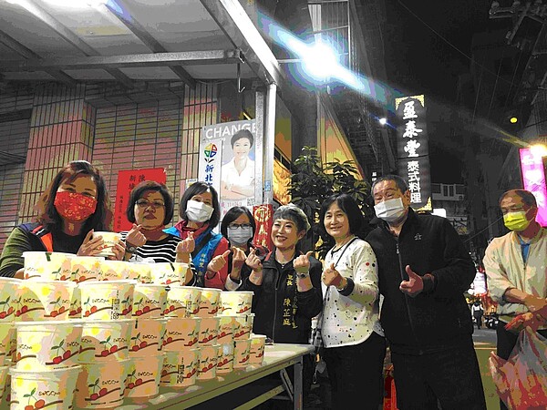 本身開業便當店的芷庭里長,提供許多待用便當給有需要的人。圖/陳芷庭提供