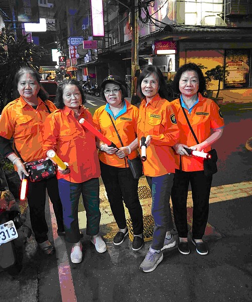 新埔里守望相助隊成員,每天晚上九點到十一點在里內巡守,以維護里內安全。圖/陳芷庭提供