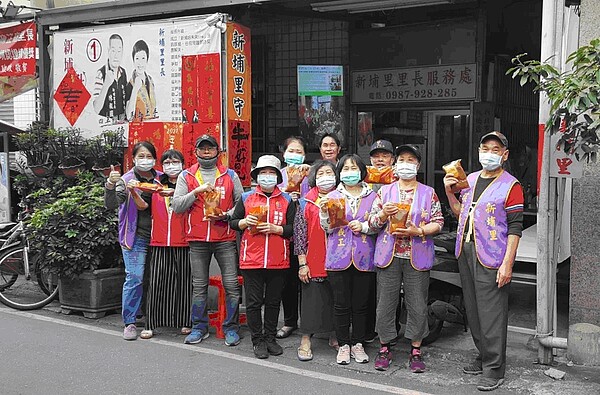 新埔里的環保義工除了在表定的清掃日清潔外,平日的下午也會自主打掃。圖/陳芷庭提供