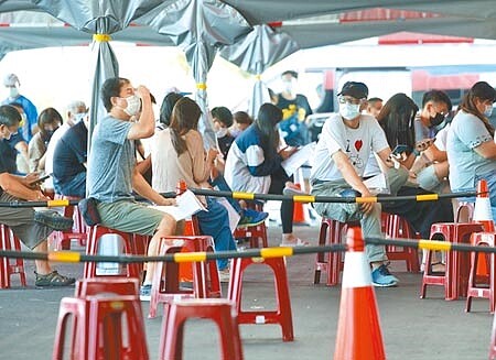 國內新冠肺炎疫情持續延燒,14日端午連續假期最後一天,新北市板橋大型篩檢,許多民眾前往檢測。(圖文:陳怡誠)
