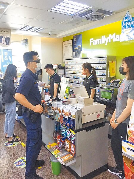 台南市警方發現鎖定因疫情急需紓困的民眾,成為新型詐騙手法,加強超商巡邏,以防車手提領與民眾異常匯款。(讀者提供/程炳璋台南傳真)