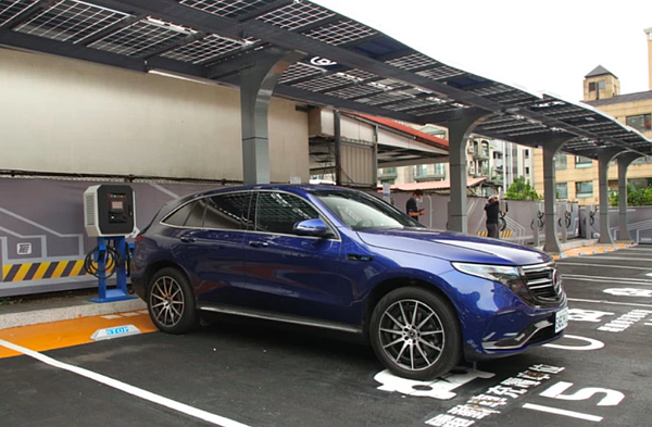 台北市政府近日公告「營利電動車充換電站設置規範」,除須取得登記執照,並要投保公共意外責任險或產品責任險。圖/北市產發局提供