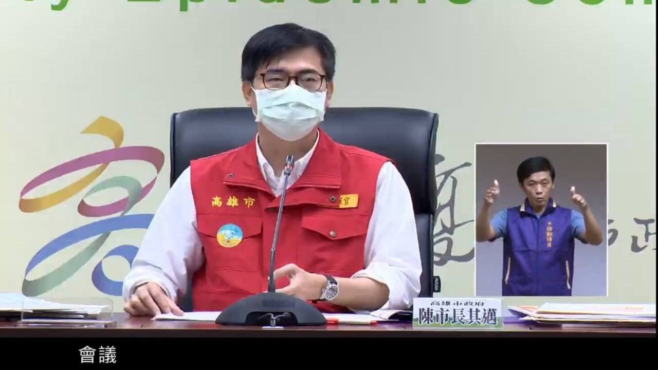 高雄市今天起進行首波高齡長者疫苗接種,開放87歲以上長輩共3.1萬人,高雄市長陳其邁說,施打疫苗126接種站已布好,周邊路邊免費停車,但打完就須將車駛離。記者蔡孟妤/翻攝