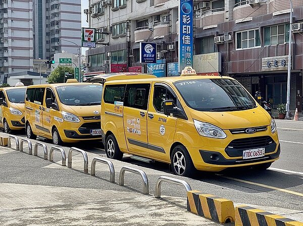 嘉義市政府與計程車業者合作推出「疫苗接種特約計程車」,提供市民從住家搭至接種地點,單趟僅須付50元。圖/嘉義市政府提供