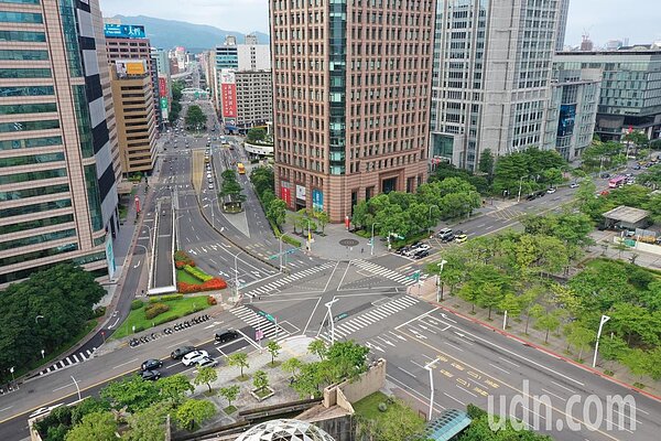 台北市市府路、松高路基隆路口,車輛明顯少了很多(空拍申請號碼:AB2105O600OO)。記者黃義書/攝影