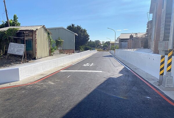 高雄市政府於109年底辦理文化路79巷南側道路段打通工程,並於6月10日完成開放通行。圖/高雄市政府提供