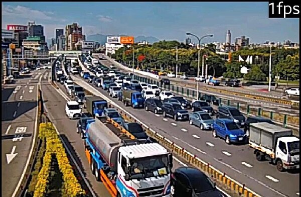 交通部為防制端午連假返鄉車潮,祭出高強度匝道儀控管制,反而造成日常通勤族大塞車。圖/摘自臉書社團「爆怨2公社」