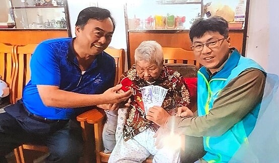 興安里里長陳啟東探視長者。圖/陳啟東提供