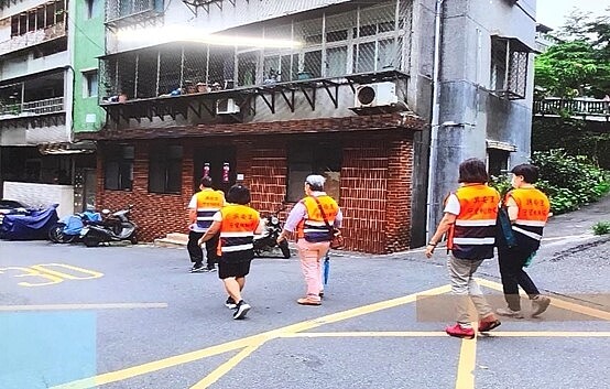 興安里守望相助隊會於街道巡守。圖/陳啟東提供