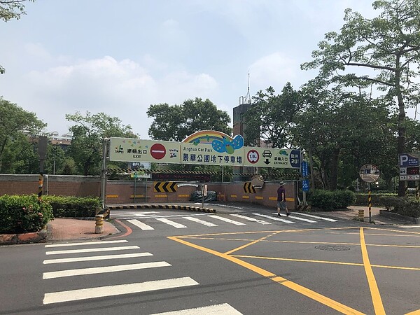 景華公園的地下停車場有許多車位，並提供景華里里民較優惠的價格。圖／林立雅攝