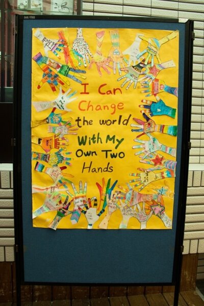 學生於國際教育課程製作的美勞作品。圖/林立雅攝