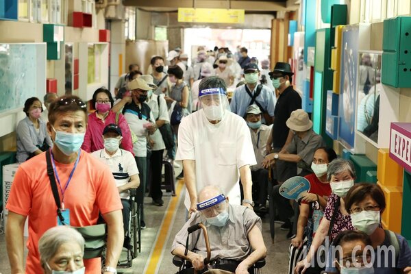 台北市上午首次進行85歲以上長者施打AZ疫苗，由長庚醫院負責的民生國小施打據點出現長者排隊施打潮，預計將施打1000人。記者曾原信／攝影 