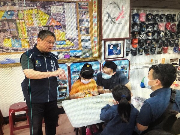 景華里開設機器人相關課程,吸引親子一同參與。圖/黃培堯提供