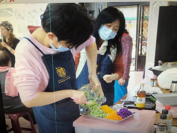 景華里和主婦聯盟合作的課程結合食物品嘗。圖/黃培堯提供
