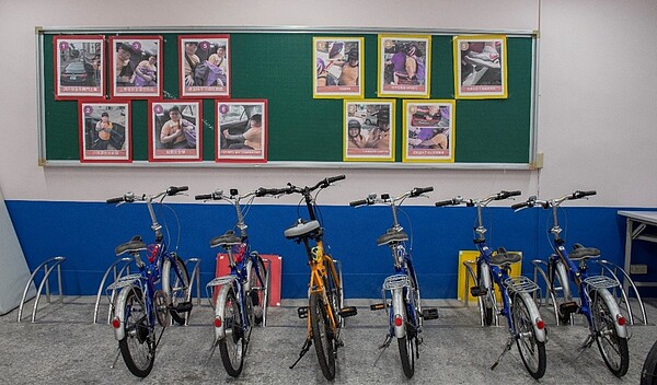 學校準備許多自行車供學生練習,也重視交通安全宣導。圖/江翊柔攝