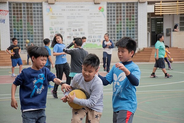 籃球是景美國小的重點課程,下課時間可以看見許多同學在打球。圖/江翊柔攝