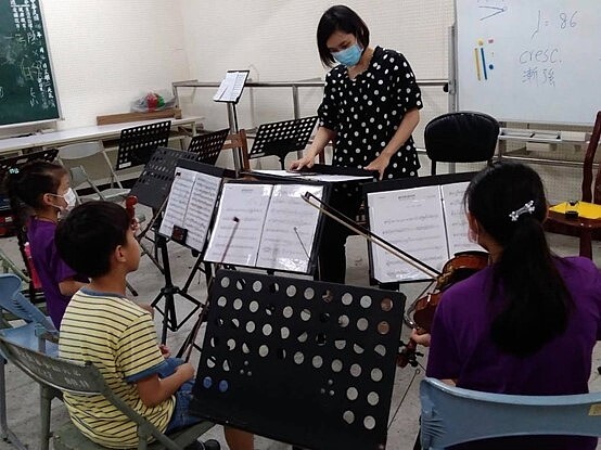專業師資帶領同學們練團。圖/景美國小弦樂團臉書粉專