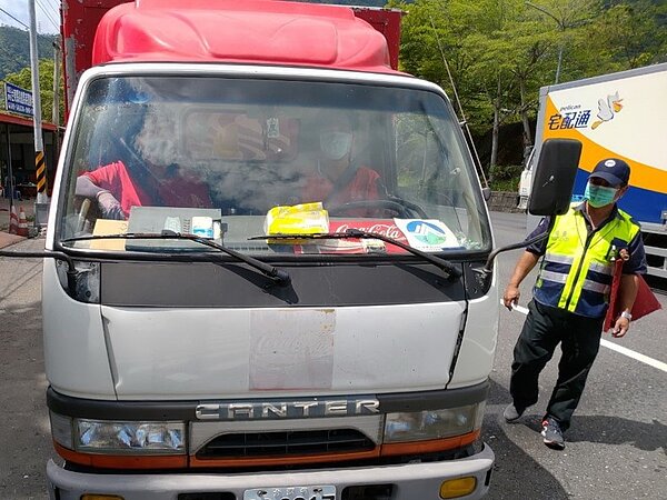 道路上常見烏賊車黑煙,需透過路邊攔檢稽查方式遏止高污染車輛流竄。圖/台東縣政府提供