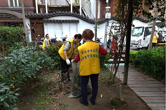 里民於清潔日打掃公園。圖／林禎吉里長提供