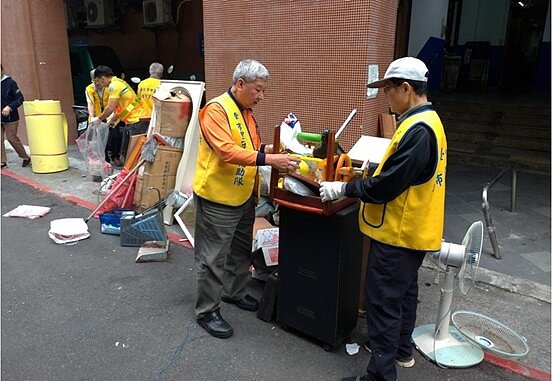 林禎吉里長協助大型垃圾處理。圖／林禎吉里長提供
