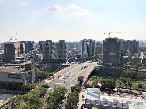 專家曝台中投機客「跳船」者多!預期今年房價軟著陸 台中市房市以北屯區為熱點之一,其中以廍子重劃區最受矚目,廍子里以1萬8,578人穩居北屯最大里,10年來人口快速成長近8倍。圖/業者提供