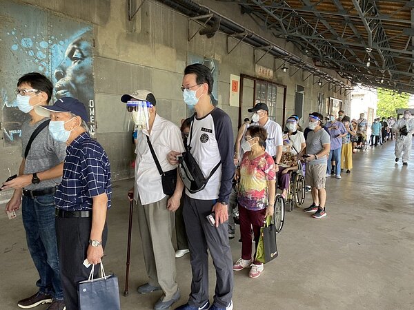 日本提供124萬劑AZ疫苗，各縣市開放長者15日開始接種。記者／蕭羽耘攝影