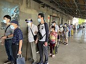 長輩打AZ疫苗別過度擔心　醫師：副作用比年輕人低