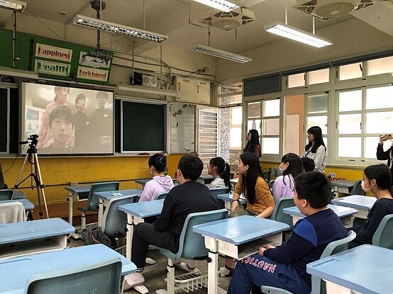 與外國學生進行視訊交流。圖/南門國小提供