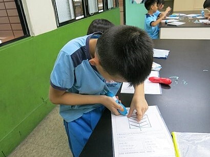 學生用3D列印筆製作葉脈。圖/南門國小提供