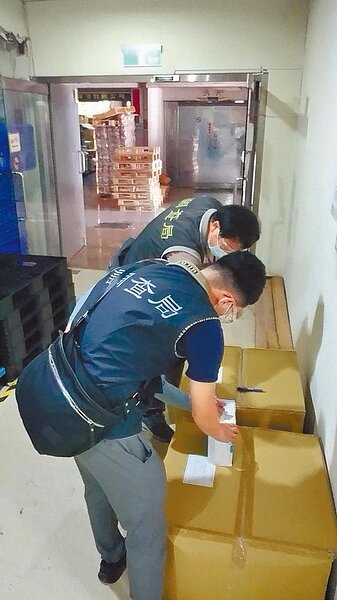 眾里科技股份有限公司涉嫌引進約18萬件中國、越南製的仿冒隔離衣，偽裝成合法商品，對外販售，遭檢調查辦。（調查局提供／蔡雯如新北傳真）