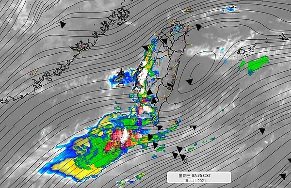 清晨中南部沿海都有發展起來對流雲系,伴隨閃電雷擊,預計未來幾天都類似。圖/取自「氣象達人彭啟明」臉書粉專