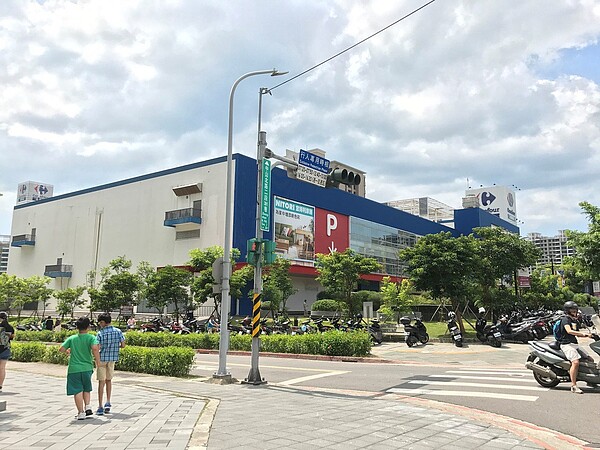 家樂福淡新店。圖/記者游智文攝影