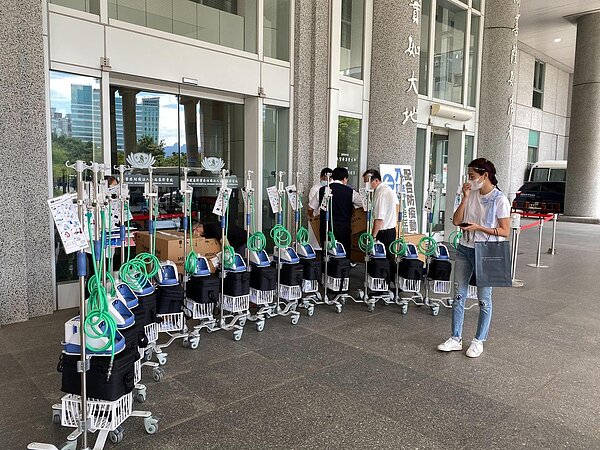 藝人賈永婕日前募捐329台高流量氧氣鼻導管全配系統(HFNC),獲得網友一片讚賞。 圖/擷自臉書「賈永婕的跑跳人生」