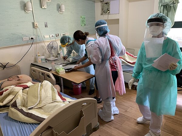 北市居家醫療長者開始施打疫苗，採預約制，優先服務中正區、萬華區個案；長照2.0服務個案則媒合基層醫師就近到宅施打。圖／北市府提供