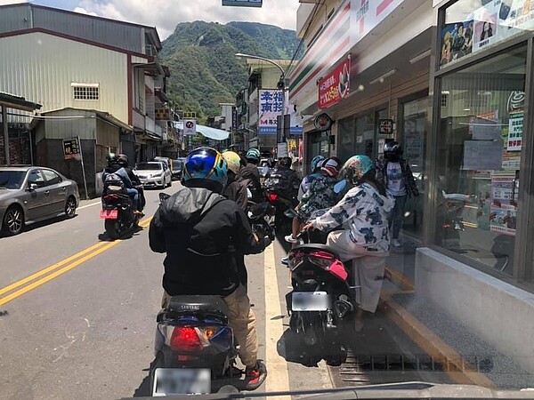 南投連日「加零」，信義鄉出現重機車隊出遊，讓居民擔心成防疫破口。圖／讀者提供
