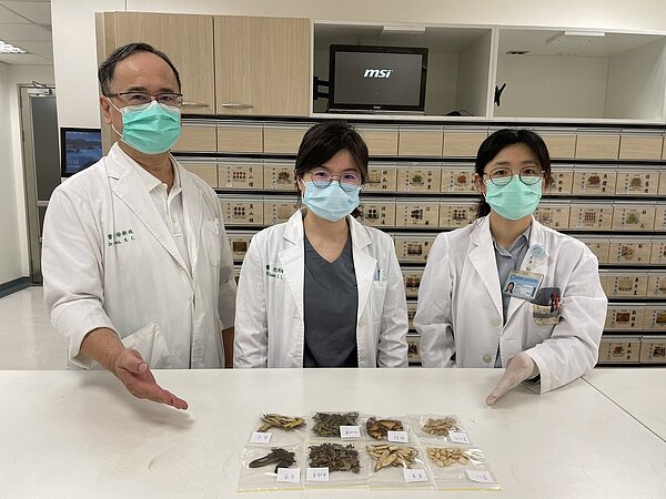 中醫大新竹附醫研發中藥清肺飲,適合一般民眾保養呼吸道。圖/記者陳斯穎攝影