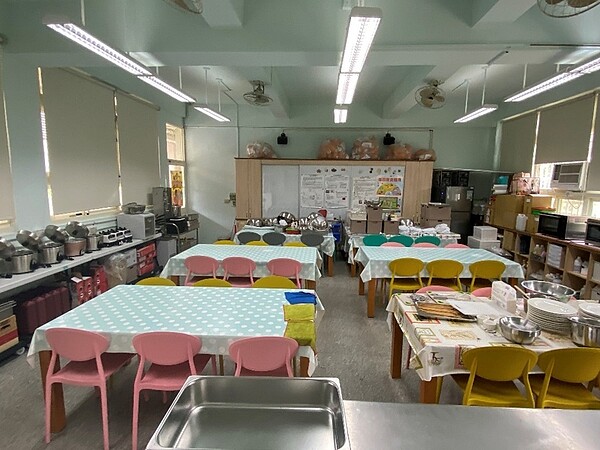 健康飲食教室烹飪設備相當齊全。圖/柯彤陵攝