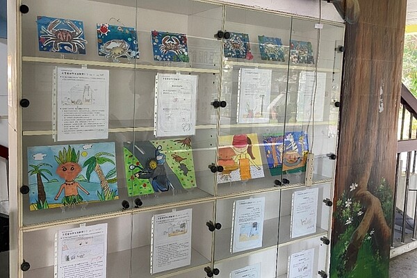 校園內隨處可見學生的學習成果和作品。圖/柯彤陵攝