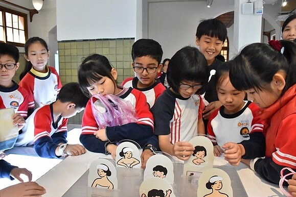 北投國小學生至溫泉博物館了解泡湯文化。圖/柯彤陵攝