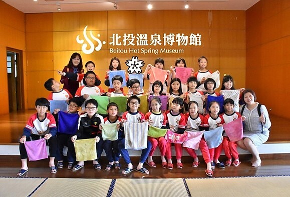 北投國小校長安排學生至北投溫泉博物館服務學習及文化體驗。圖/北投國小提供