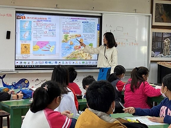 為了使學生適應數位化時代,北投國小利用大屏實行數位教學,拓展e化環境。圖/北投國小提供