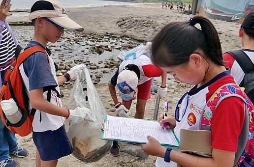 結合國際教育辦理淨灘活動。圖/北投國小提供