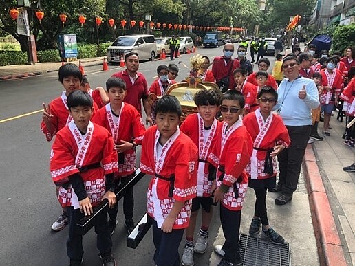 學生體驗溫泉博物館的扛神轎活動。圖/北投國小提供