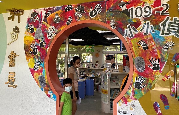 明德國小圖書館時常舉辦主題書展及相關活動。圖/柯彤陵攝