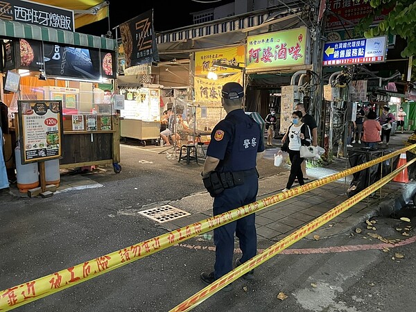 瑞豐夜市15日晚間重新開幕，現場拉起封鎖線管制出入口。圖／高雄市政府提供