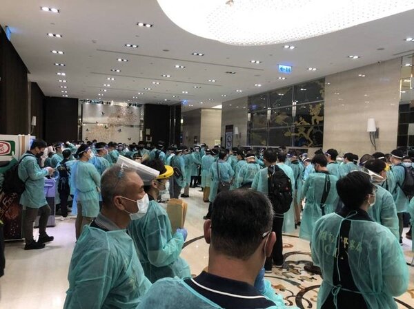 台灣電信詐騙集團共48人返台隔離場面浩大。圖／高雄地檢署提供