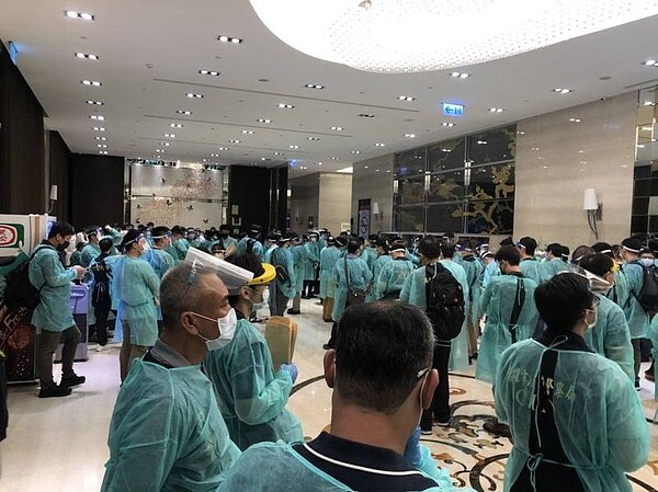台灣電信詐騙集團共48人返台隔離場面浩大。圖/高雄地檢署提供